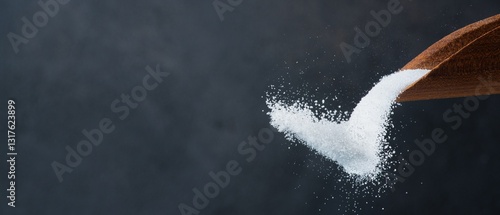 Photos Organic salt on black  background