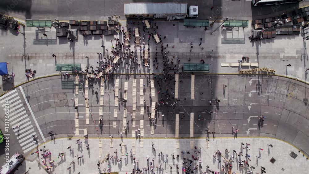 Personas descargando un camión con mesas para un evento. Ayuda social. Organización. Lucha. Política. Evento