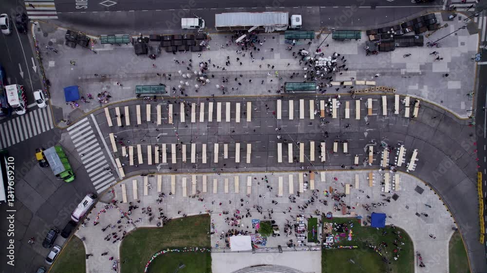 Personas descargando un camión con mesas para un evento. Ayuda social. Organización. Lucha. Política. Evento