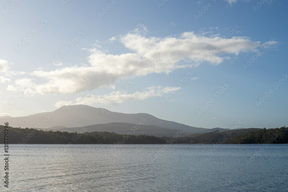 Fototapeta premium mountain over water ocean in tasmania australia