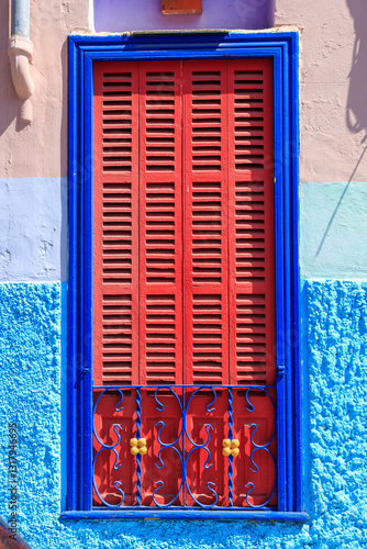 Obraz na płótnie Mallorca, Spain. Palma. Red shutters and blue window. w salonie