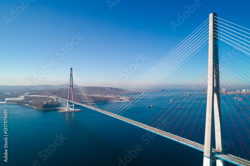 Foto Stunning view of the Russky Bridge in Vladivostok with clear blue skies and tranquil waters