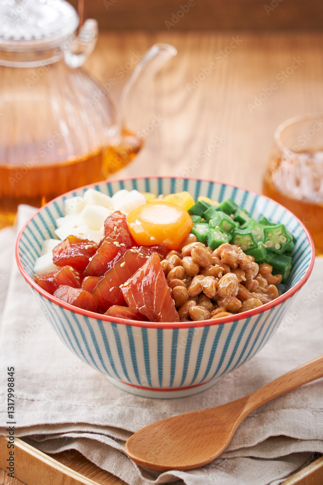 Fototapeta premium ばくだん丼 - ネバネバ食材たっぷりの海鮮丼