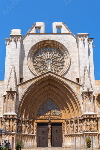 Foto Close view of Tarragona cathedral main entrance with details of sculptures in su