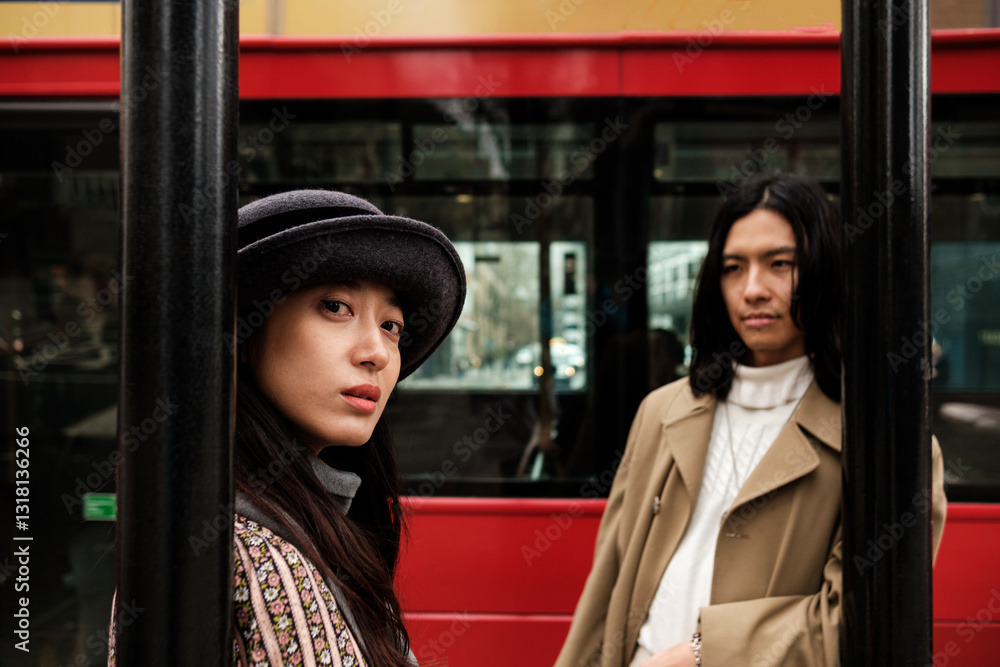 Φωτογραφία Fashionable couple waiting at the bus stop in london
