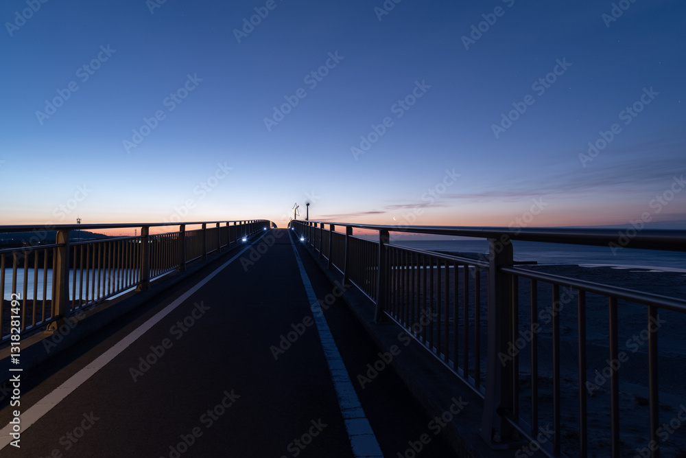 Fototapeta premium 橋の上から夜明け前の美しい空を眺める