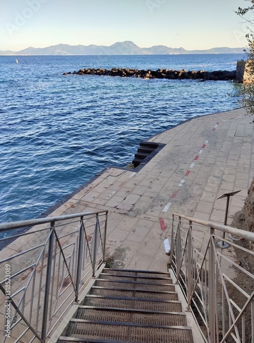 Obraz na płótnie Napoli - Cala San Basilio dalla scala di accesso al tramonto w salonie