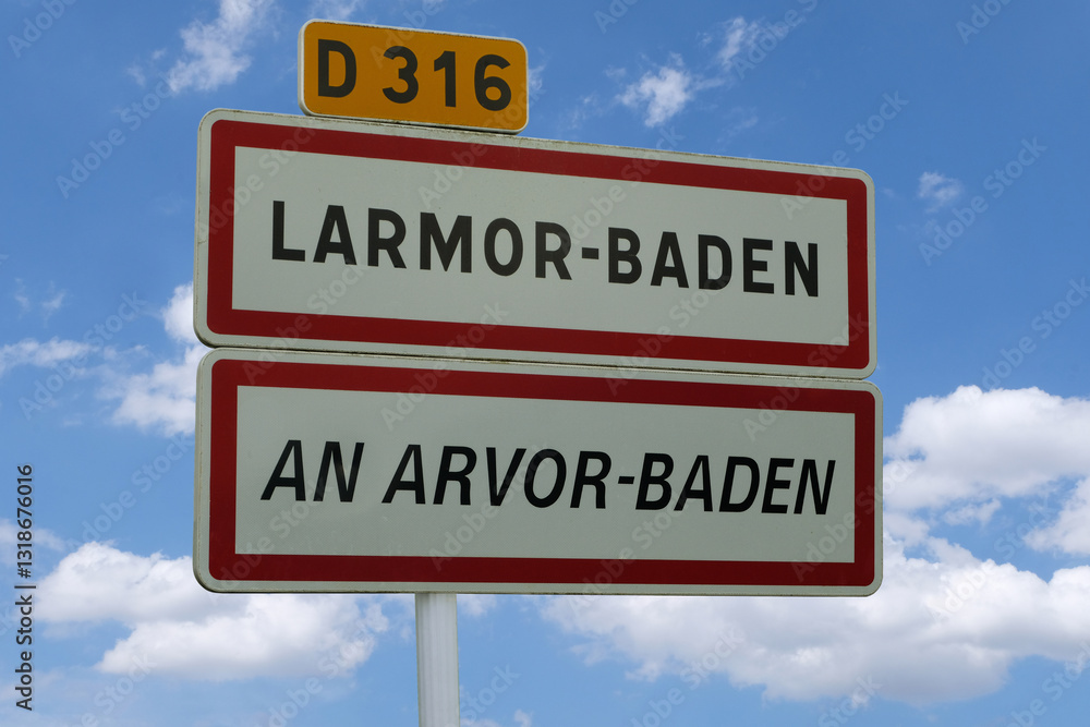 Panneau bilingue indiquant la commune de Larmor-Baden en français et en breton sur fond de ciel bleu avec des nuages Panneau bilingue indiquant la commune de Larmor-Baden en français et en breton sur fond de ciel bleu avec des nuages