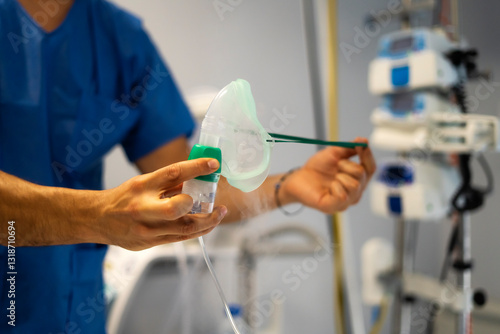 Φωτογραφία Doctor holding oxygen mask with nebulizer in hospital room