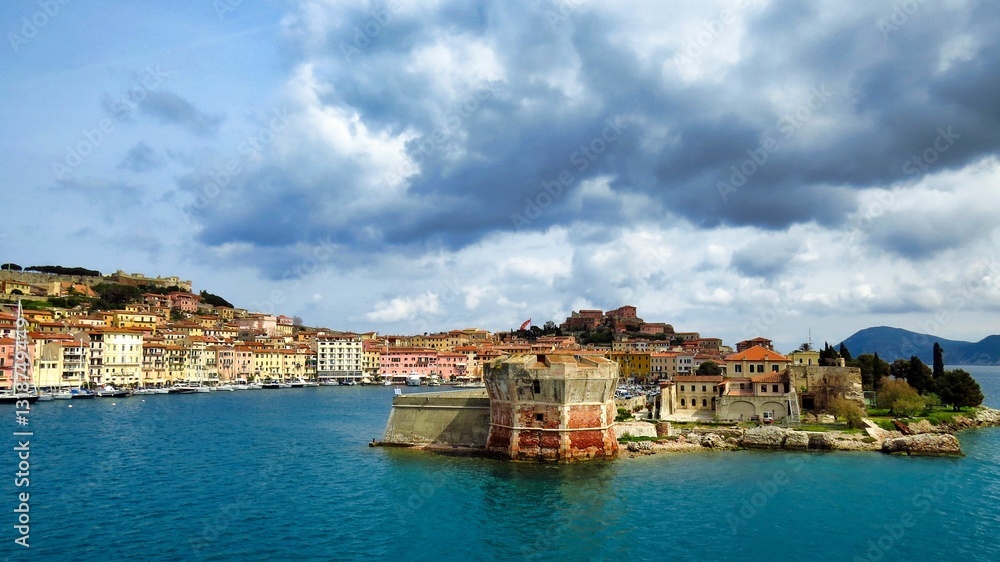 Portoferraio sull'isola d'Elba in una giornata nuvolosa Portoferraio sull'isola d'Elba in una giornata nuvolosa