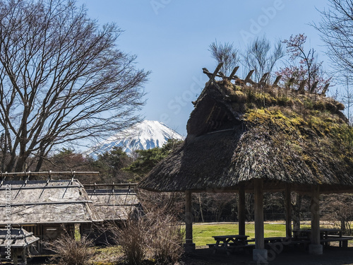Obraz na płótnie Historic Village with Mount Fuji w salonie