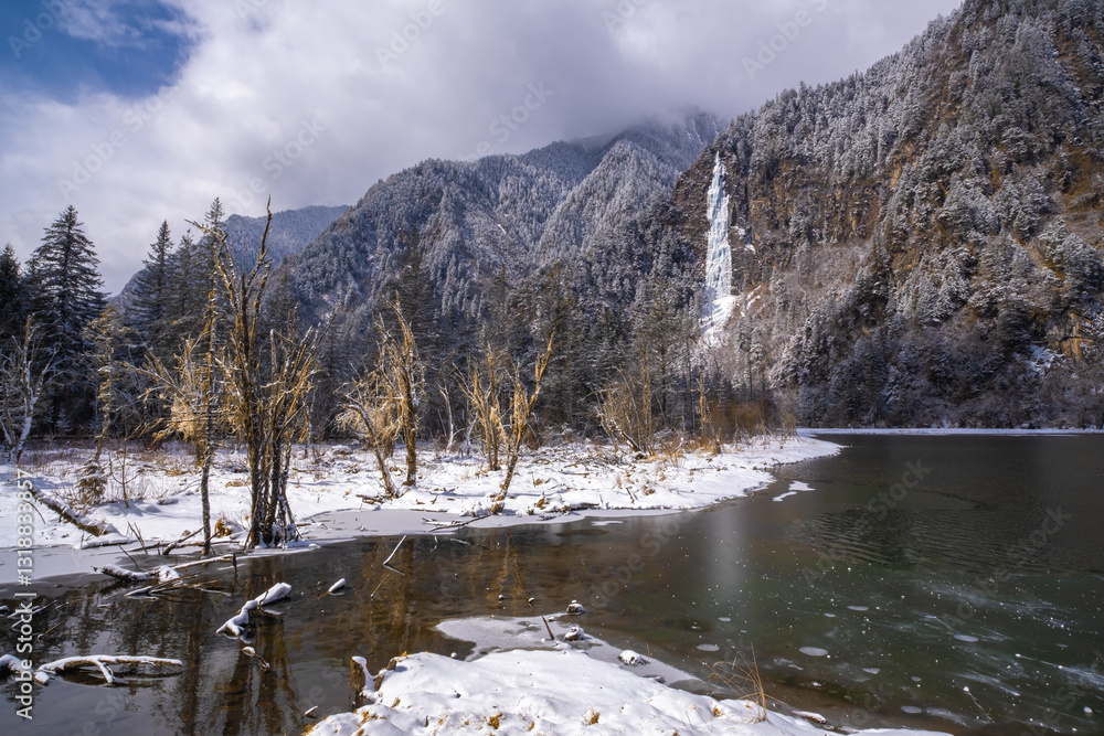 Bipenggou National Park in Sichuan China, is a natural reserve blessed with typical alpine views, including virgin forest, plateau lakes, glaciers, snow mountains, tinkling streams and waterfalls