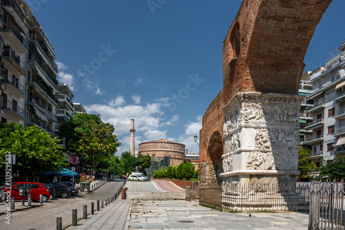 Fototapeta Naklejka Na Ścianę i Meble -  Rotonda, a circular roman building with the early christian mosaics, and Arch of Galerius in Thessaloniki.