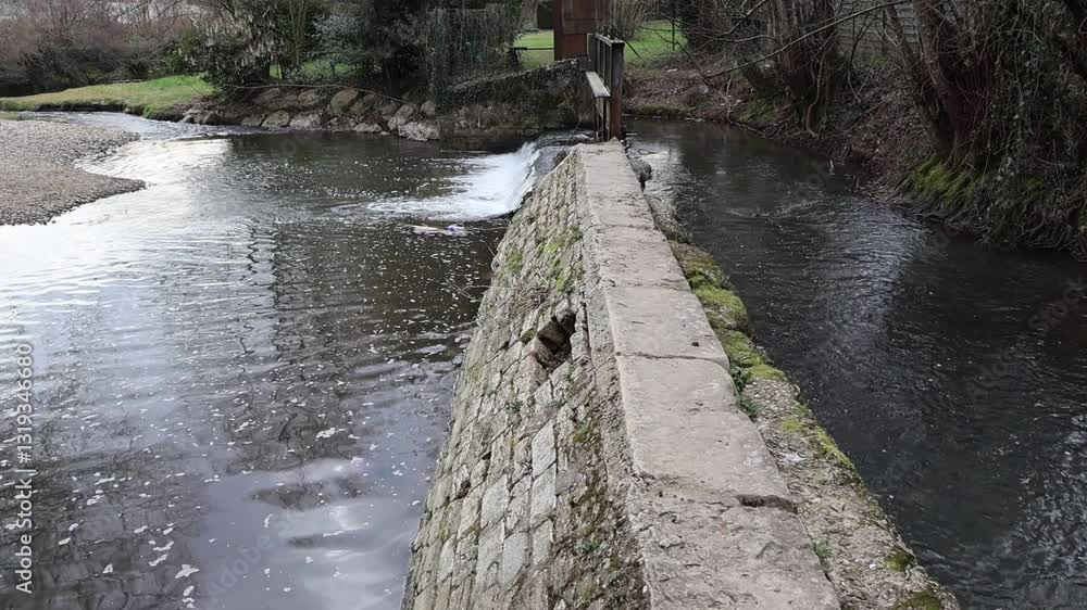 Ancien barrage en pierre d'un cours d'eau en France