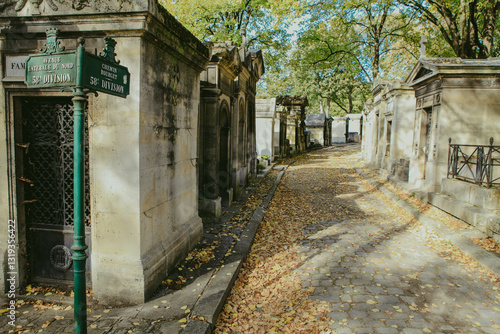 Foto Cimetière du Père-Lachaise in Paris, France is a vast tree-lined burial site with famous names including Oscar Wilde, Jim Morrison & Maria Callas