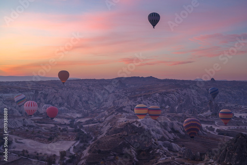 Obraz na płótnie Early morning view of hot air balloons rising up in Cappadocia, Turkey w salonie