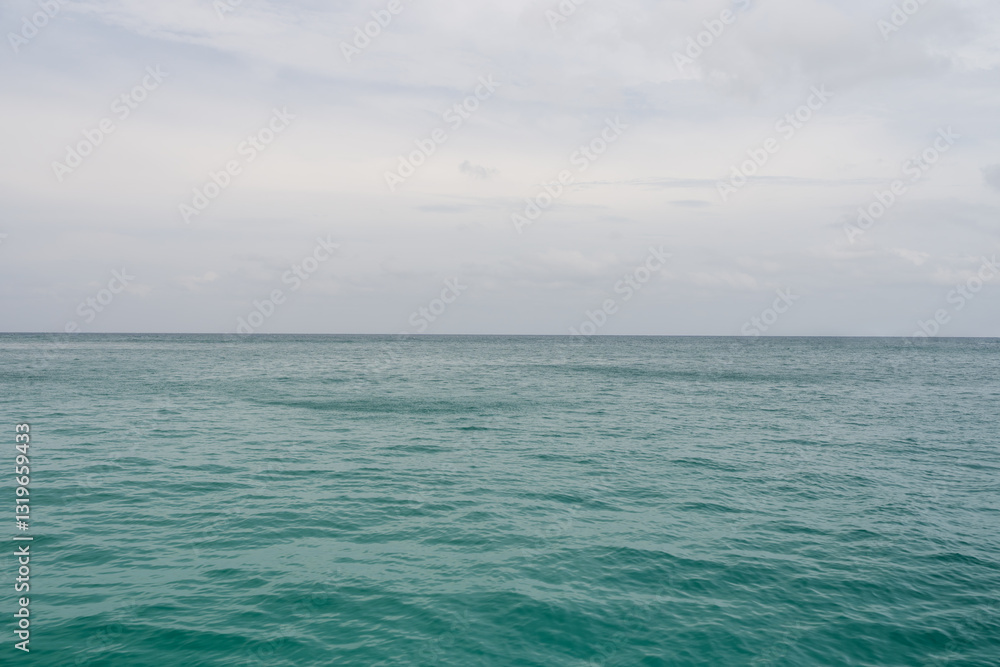 Obraz premium Indian ocean horizon background in bay on Seychelles islands