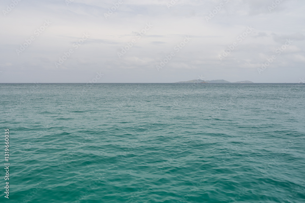 Obraz premium Indian ocean horizon background in bay on Seychelles islands