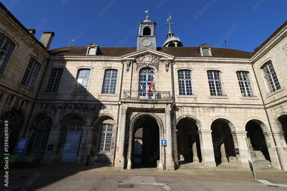 La mairie, vue de l'extérieur, ville de Salins les Bains, département du Jura, France
