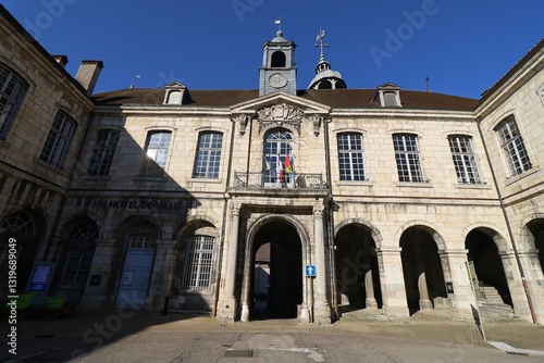 Obraz na płótnie La mairie, vue de l'extérieur, ville de Salins les Bains, département du Jura, France w salonie
