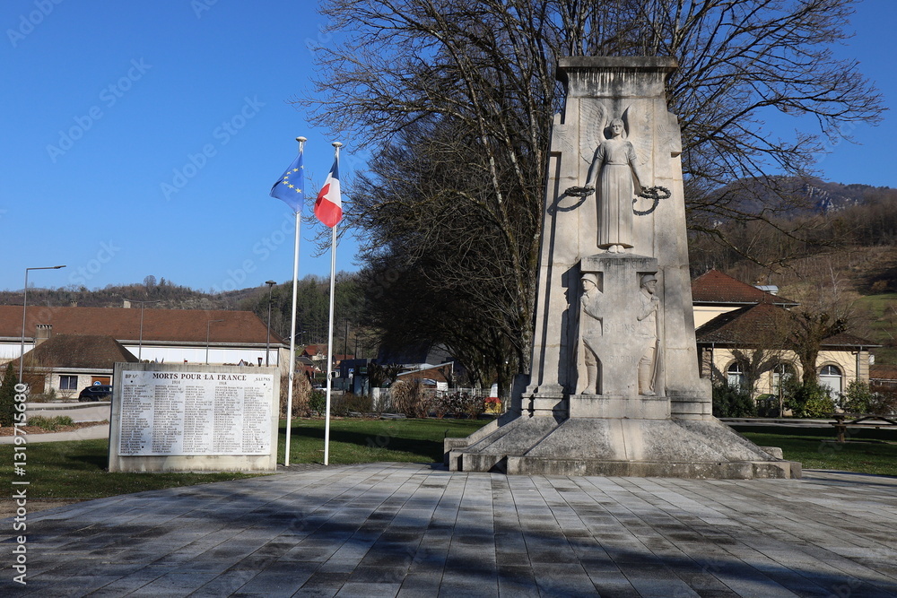 La place du souvenir Français et son mémorial de guerre, ville de Salins les Bains, département du Jura, France