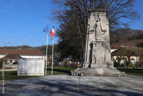 Obraz na płótnie La place du souvenir Français et son mémorial de guerre, ville de Salins les Bains, département du Jura, France w salonie