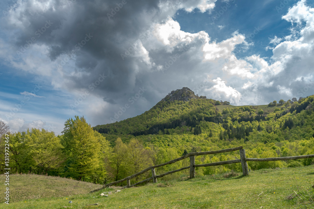 Fototapeta premium Sasso Gordona, Piano delle Alpi, Alta valle Intelvi. veduta primaverile