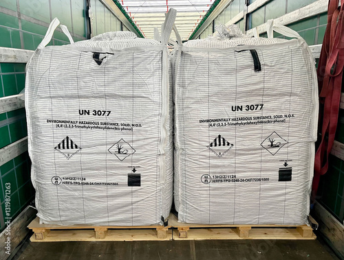 Transportation of dangerous goods bisphenol in big bags. Transportation of ADR cargo
