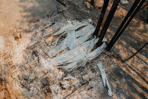 Φωτογραφία Aerial view of a burnt house in the aftermath of the LNU Lightning Complex wildfire in Healdsburg, California, USA