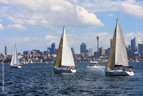 Obraz na płótnie Yachts sailing in Sydney Harbour w salonie