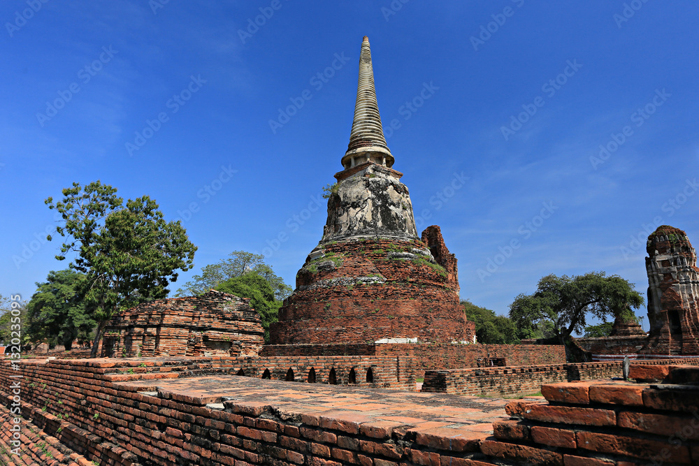 Obraz premium Wat Phra Si Sanphet temple is one of the famous temples in Ayutthaya Historical Park, Phra Nakhon Si Ayutthaya Province, Thailand. UNESCO world heritage 