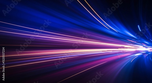 青紫の光跡 疾走感溢れる夜間高速道路