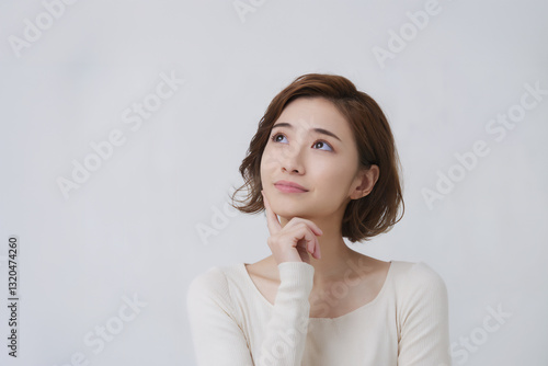 考える・迷う女性 Generative AI