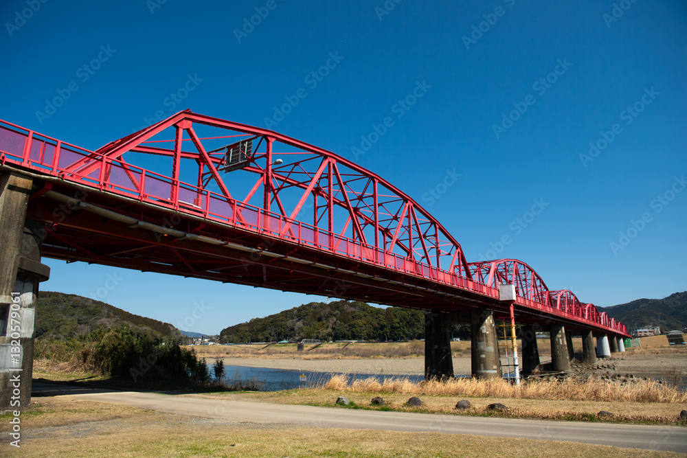 Obraz premium 春の訪れを告げる四万十川と赤橋