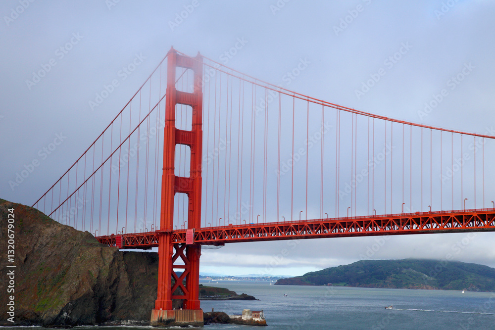Obraz premium Partial structure of the iconic Golden Gate Bridge in San Francisco on an overcast day at dusk