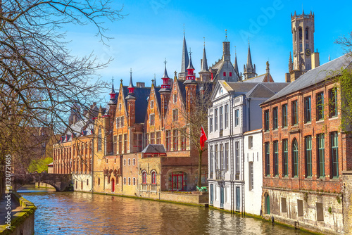 Foto Historic buildings and canal in Bruges, Belgium