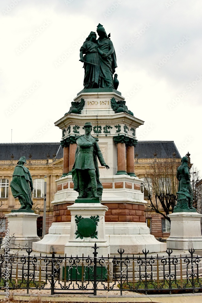Fototapeta premium Le monument des trois sièges sur la Place de la République à Belfort