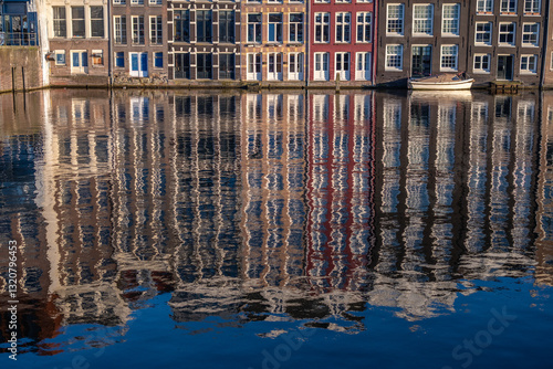 Εκτύπωση καμβά Les maisons dansantes Damrak dans la ville de Amsterdam au pays-Bas