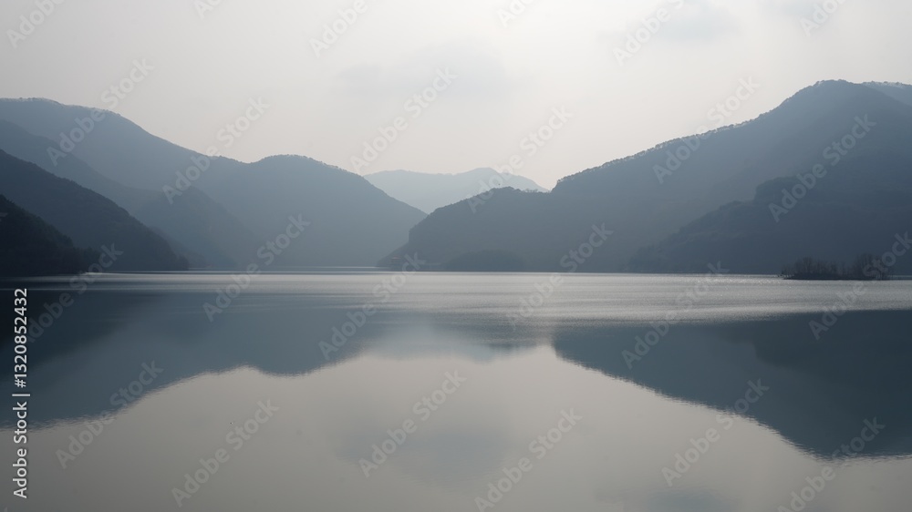 Obraz premium Mountains reflected in the lake