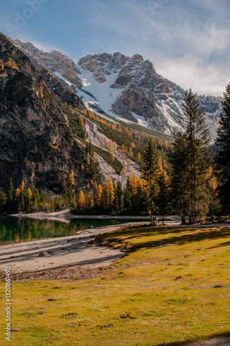 Obraz na płótnie Pragser Wildsee (italienisch Lago di Braies) ist ein Bergsee im Pragser Tal in der Südtiroler Gemeinde Prags. Er liegt wenige Kilometer südlich des Hochpustertals zwischen Bruneck und Toblach
w salonie
