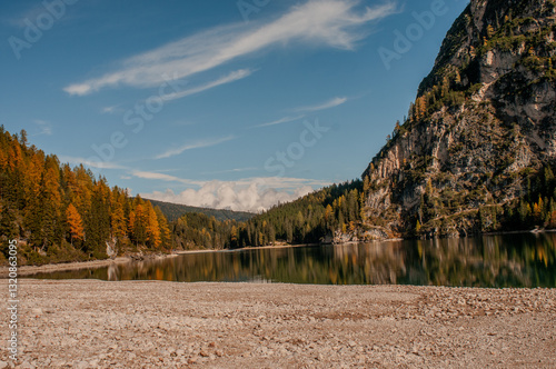 Obraz na płótnie Pragser Wildsee (italienisch Lago di Braies) ist ein Bergsee im Pragser Tal in der Südtiroler Gemeinde Prags. Er liegt wenige Kilometer südlich des Hochpustertals zwischen Bruneck und Toblach
w salonie