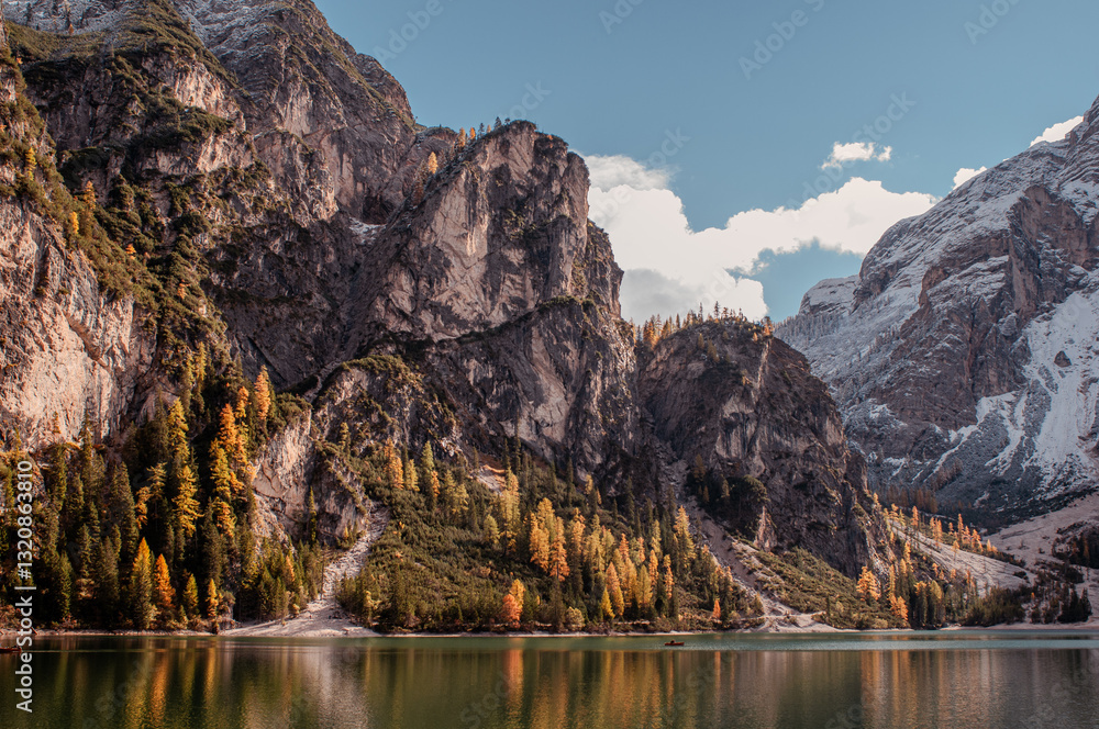 Pragser Wildsee (italienisch Lago di Braies) ist ein Bergsee im Pragser Tal in der Südtiroler Gemeinde Prags. Er liegt wenige Kilometer südlich des Hochpustertals zwischen Bruneck und Toblach