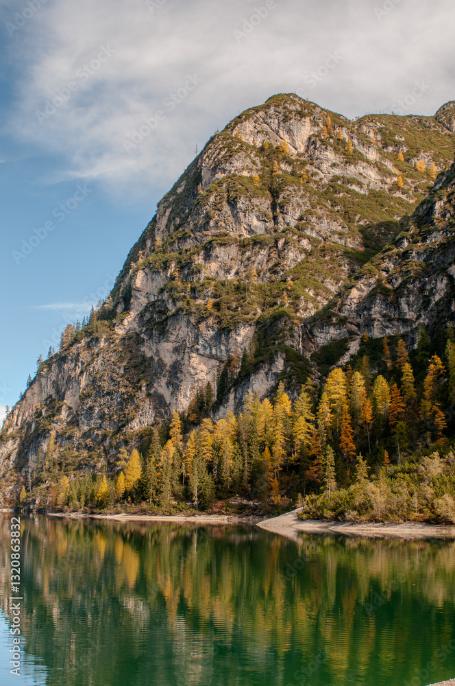 Pragser Wildsee (italienisch Lago di Braies) ist ein Bergsee im Pragser Tal in der Südtiroler Gemeinde Prags. Er liegt wenige Kilometer südlich des Hochpustertals zwischen Bruneck und Toblach