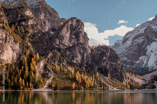 Obraz na płótnie Pragser Wildsee (italienisch Lago di Braies) ist ein Bergsee im Pragser Tal in der Südtiroler Gemeinde Prags. Er liegt wenige Kilometer südlich des Hochpustertals zwischen Bruneck und Toblach
w salonie