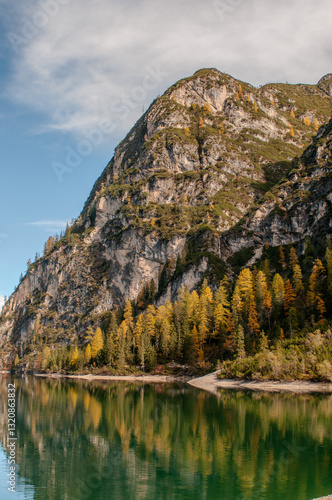 Obraz na płótnie Pragser Wildsee (italienisch Lago di Braies) ist ein Bergsee im Pragser Tal in der Südtiroler Gemeinde Prags. Er liegt wenige Kilometer südlich des Hochpustertals zwischen Bruneck und Toblach
w salonie