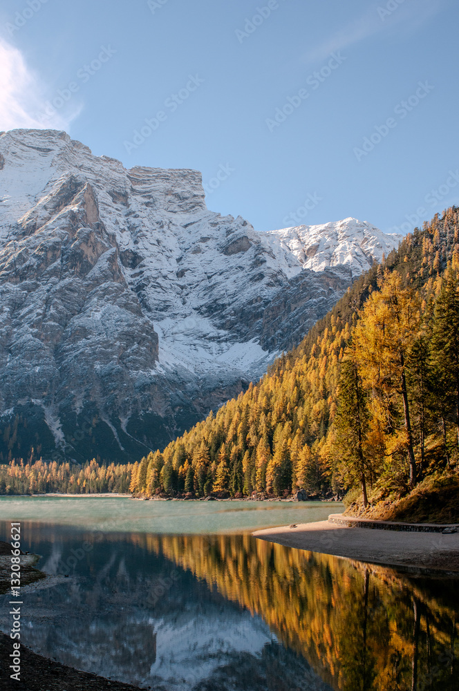 Pragser Wildsee (italienisch Lago di Braies) ist ein Bergsee im Pragser Tal in der Südtiroler Gemeinde Prags. Er liegt wenige Kilometer südlich des Hochpustertals zwischen Bruneck und Toblach