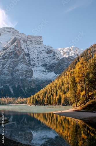 Obraz na płótnie Pragser Wildsee (italienisch Lago di Braies) ist ein Bergsee im Pragser Tal in der Südtiroler Gemeinde Prags. Er liegt wenige Kilometer südlich des Hochpustertals zwischen Bruneck und Toblach
w salonie
