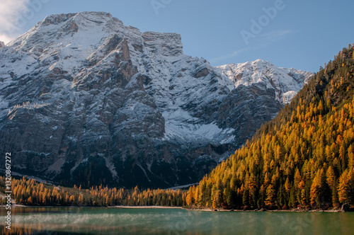 Obraz na płótnie Pragser Wildsee (italienisch Lago di Braies) ist ein Bergsee im Pragser Tal in der Südtiroler Gemeinde Prags. Er liegt wenige Kilometer südlich des Hochpustertals zwischen Bruneck und Toblach
w salonie