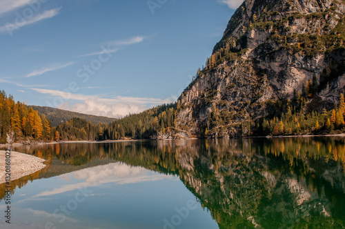 Obraz na płótnie Pragser Wildsee (italienisch Lago di Braies) ist ein Bergsee im Pragser Tal in der Südtiroler Gemeinde Prags. Er liegt wenige Kilometer südlich des Hochpustertals zwischen Bruneck und Toblach
w salonie