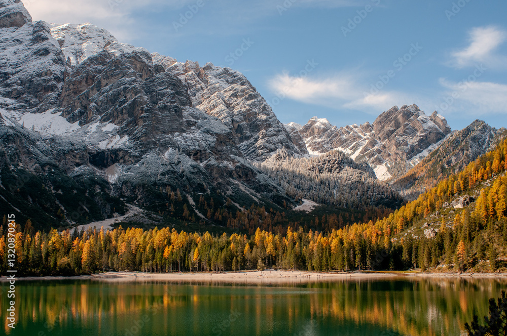 Pragser Wildsee (italienisch Lago di Braies) ist ein Bergsee im Pragser Tal in der Südtiroler Gemeinde Prags. Er liegt wenige Kilometer südlich des Hochpustertals zwischen Bruneck und Toblach